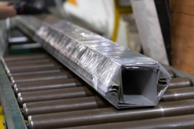 Nakliye için Plastiğe sarılı metal harf parlaması