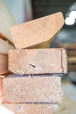 Bir fabrikadan kereste deposuna istiflenmiş.