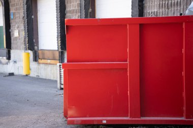 Çöp tenekesi atık metal dolu.