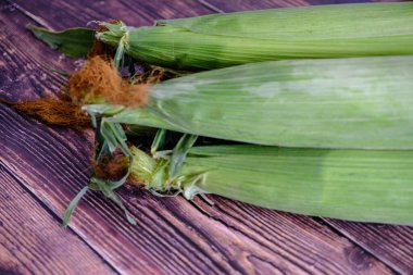 Taze organik mısır koçanlarının kulakları yenmeye hazır.