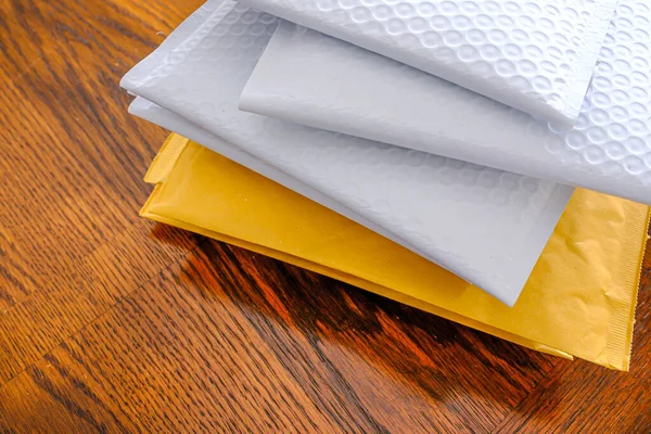 Σωρός Των Mailers Φυσαλίδων Στα Έγγραφα Ταχυδρομείου — Φωτογραφία Αρχείου