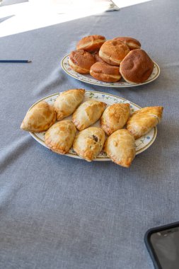 tepsiler dolusu Nijerya etli turta ve donut.