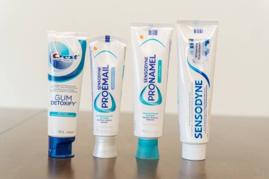 Ekranda Sensodyne diş macunu koleksiyonu