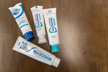 Ekranda Sensodyne diş macunu koleksiyonu