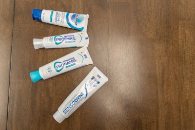 Ekranda Sensodyne diş macunu koleksiyonu