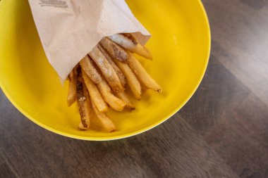 Hamburger ve patates kızartması hazır.