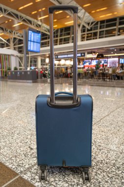 Havaalanı terminalinde el bagajı. Bagajı kontrol et.