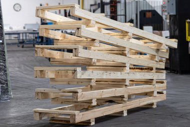 Müşterilere sevkiyat için Sandık Üssü Yığını