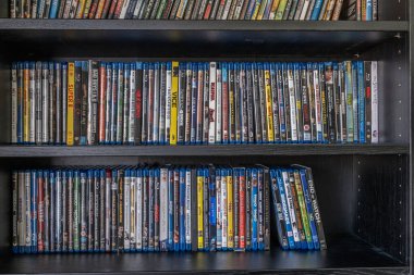 2 Şubat 2024 - Calgary Alberta Kanada - 4K UHD ve Blu Ray filmleri.