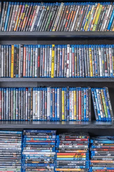 2 Şubat 2024 - Calgary Alberta Kanada - 4K UHD ve Blu Ray filmleri.