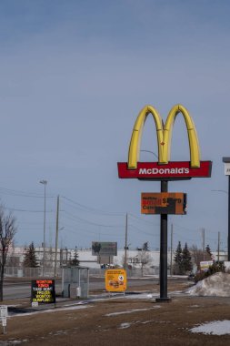 10 Mart 2024 - Calgary Alberta Kanada - McDonalds Altın Kemer İşareti