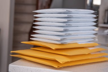 Belgeleri postalamak için baloncuk e- posta yığını