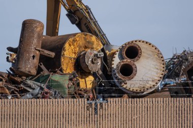 Hurda metal yığınıyla metal geri dönüşümü için hurda deposu