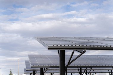 Otoparkı kaplamak için güneş panelleri kullanılır