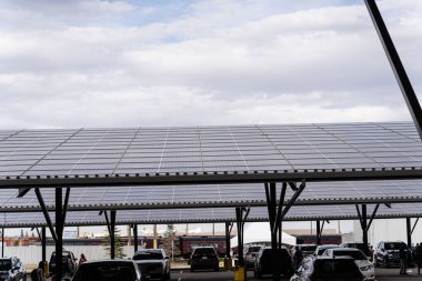 Otoparkı kaplamak için güneş panelleri kullanılır