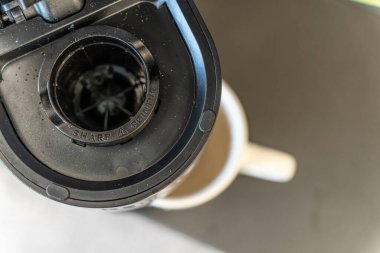 Altında kahve fincanı olan kahve makinesi.