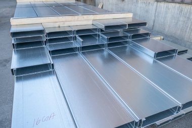 Metal çivi, metal dükkanında üretilen duvar iskeleti için.