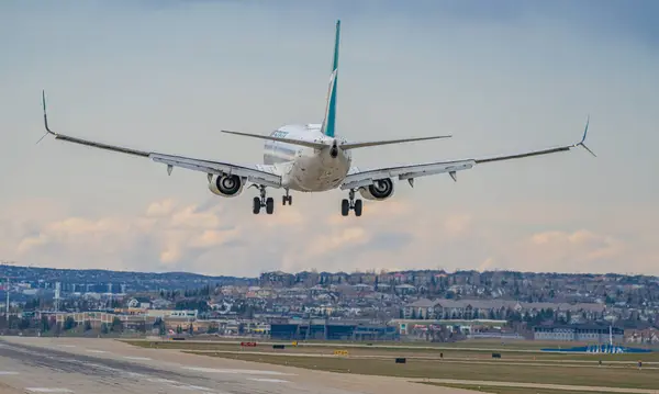 28 Nisan 2024 - Calgary Alberta Kanada - Westjet uçağı karaya çıkıyor