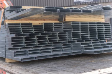 Metal çivi, metal dükkanında üretilen duvar iskeleti için.