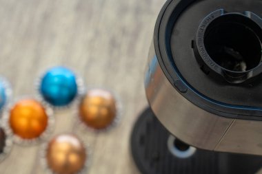 Sabah kahvesi yapmak için kozalı kahve makinesi.