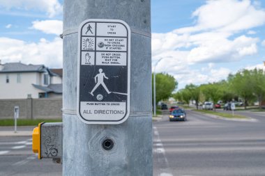 Yol ayrımında trafik ışığı sinyali