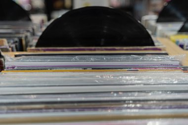Müzik mağazasında satılık plak plakları