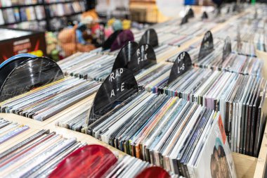 Müzik mağazasında satılık plak plakları