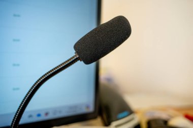 dikte etmek için mikrofon ve e-postalar