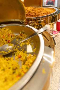 Jollof Rice Nijerya 'da bir kutlamada Bulaşıkta