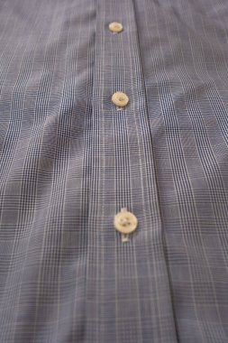 Ütülenmiş ve düğmeye basılmış gömlek