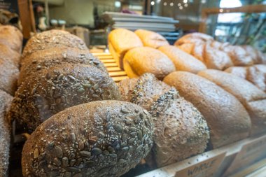 Ekmek Ekmekleri Bir pastanede sergileniyor