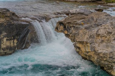 Alberta 'daki Kananaski taşra parkında Elbow Falls