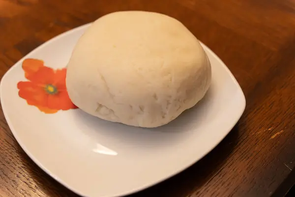 Ezilmiş tatlı patates, servis etmeye hazır.