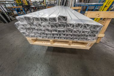 Yanan bina malzemeleri yığını satışa hazır.