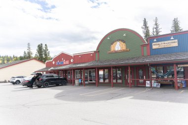 Ekim 12024 - Brag Creek Alberta Kanada - Kasaba için Strip alışveriş merkezi