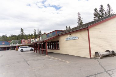Ekim 12024 - Brag Creek Alberta Kanada - Kasaba için Strip alışveriş merkezi