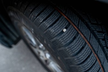 Araç lastiği tam lastik izi gösteriyor