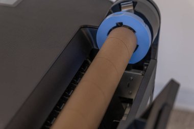 Mürekkep püskürtme yazıcısına baskı kağıdı yüklendi