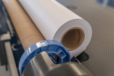 Mürekkep püskürtme yazıcısına baskı kağıdı yüklendi