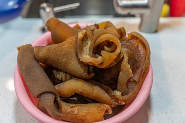 Sos yapımında kullanılan Nijerya panmo inek derisi tabağı