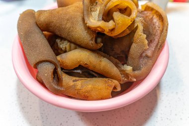 Sos yapımında kullanılan Nijerya panmo inek derisi tabağı