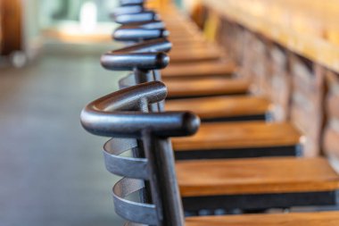 Bar tezgahında bir sıra bar taburesi