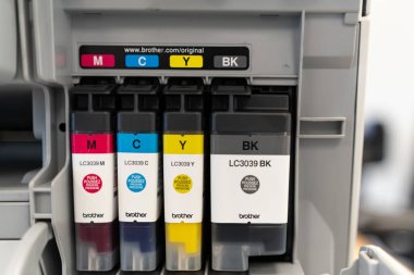 7 Ekim 2024 - Calgary Alberta Kanada - Çalışan yazıcı için yakıt doldurma