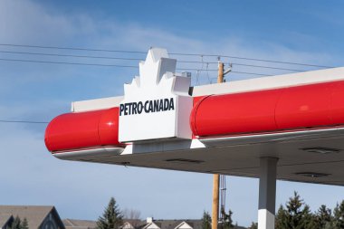 27 Ekim 2024 - Calgary Alberta Kanada Petro Canada Petrol İstasyonu