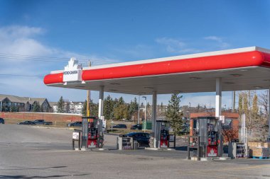 27 Ekim 2024 - Calgary Alberta Kanada Petro Canada Petrol İstasyonu