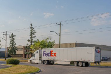 9 Eylül 2024 - Calgary Alberta Kanada - FEDEX nakliye aracı yol kenarına park edildi