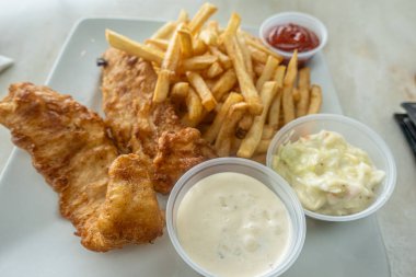 Restoranda balık ve patates kızartması servis etmeye hazır.