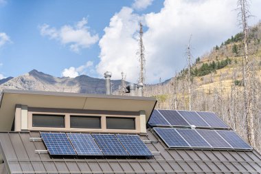 Elektrik üretmek için güneş panelleri olan çatı