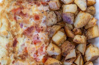 Yumurtalı omlet, kahvaltıda patates kızartması..