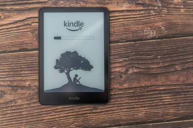 Ocak 12025 - Calgary Alberta Kanada - Amazon Kindle Kağıt Beyaz Tableti